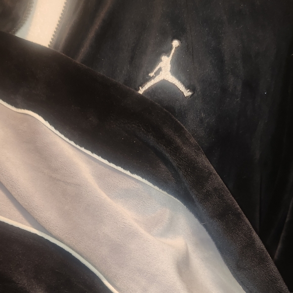 LIKE NEW! Jordan Flight Women’s Velour Outfit 2-Piece Set - Picture 3 of 7